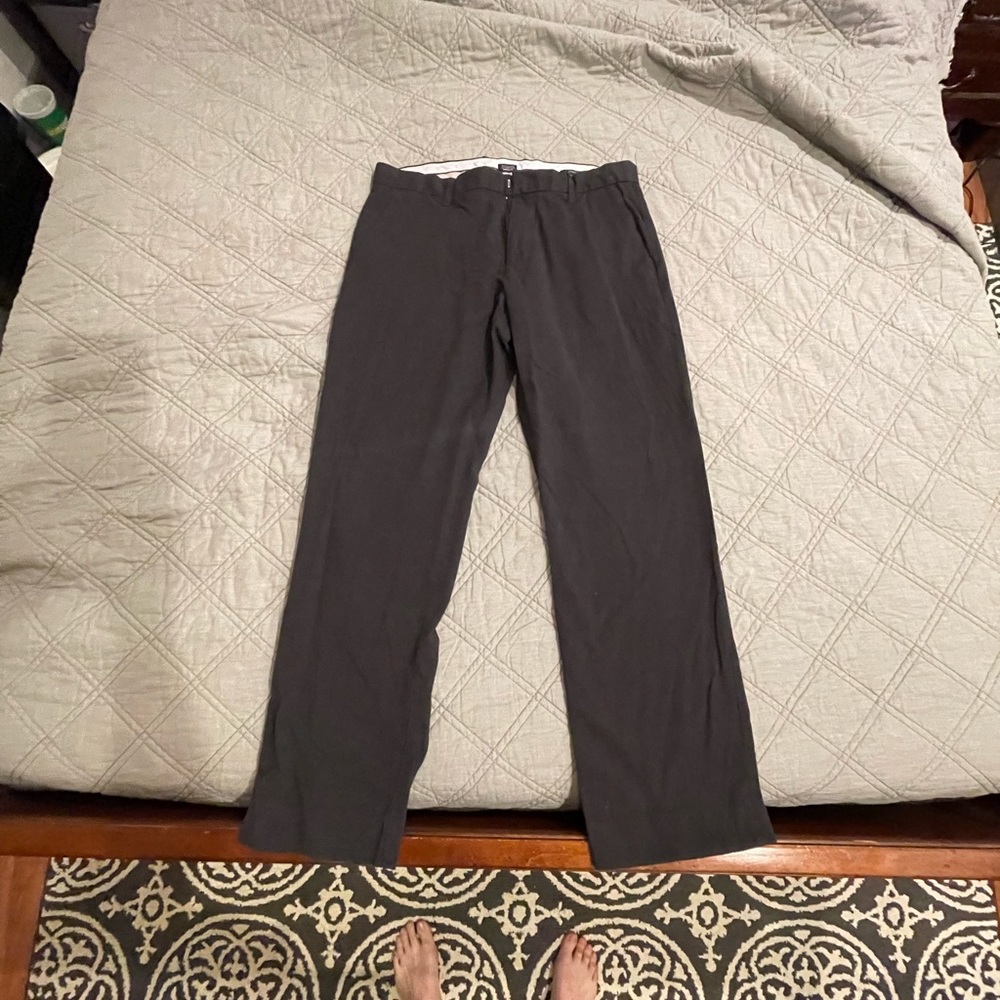 Mens Gray Tailored Gap khakis, straight fit, 33 x 30, good condition